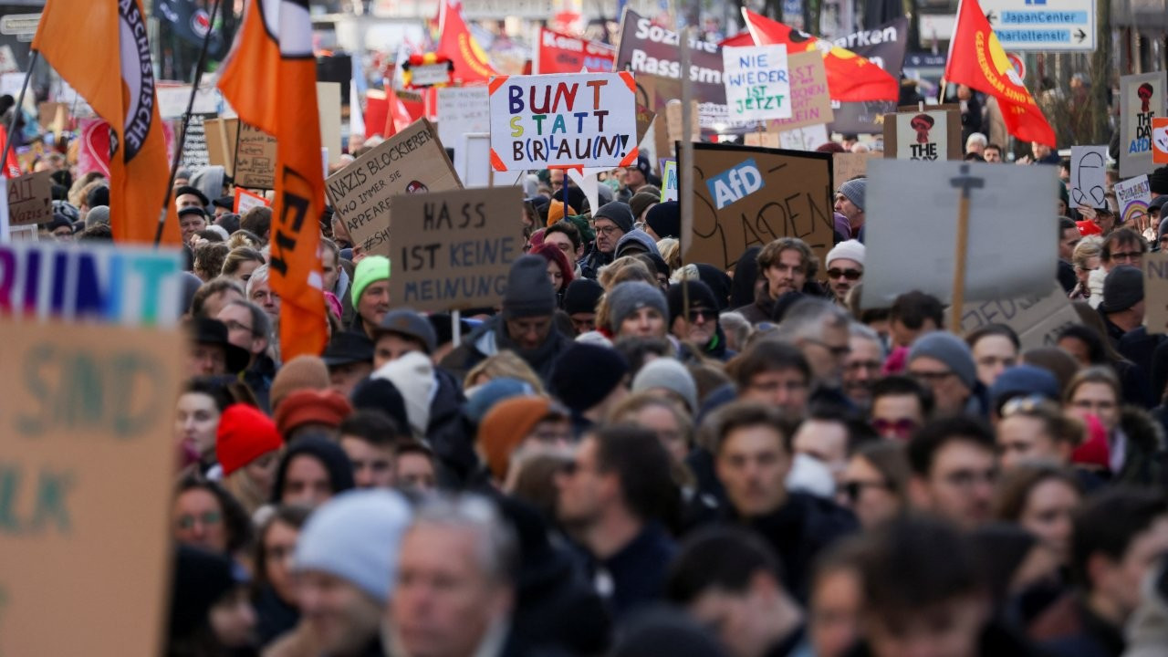 Almanya'da on binlerce eylemci ırkçılığa karşı sokakta