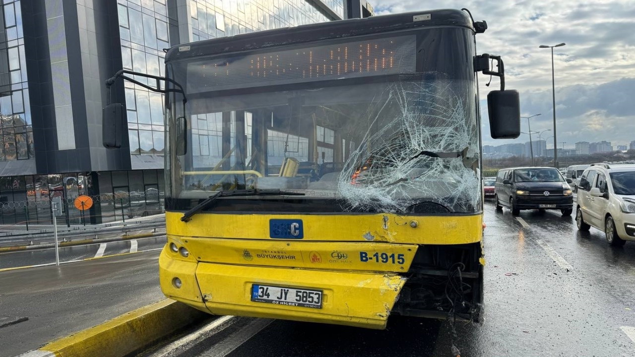 Küçükçekmece'de İETT otobüsü kazaya karıştı: 2 yaralı