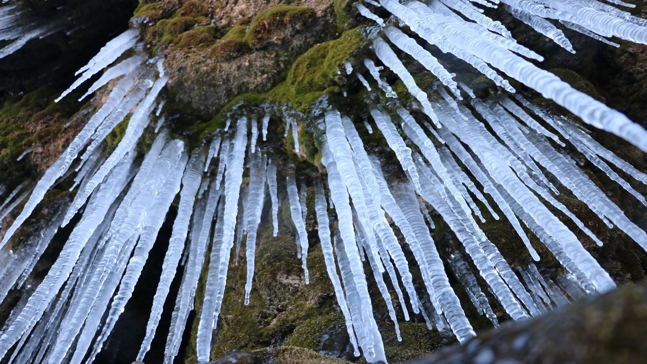 Buz tutan Girlevik Şelalesi, ziyaretçilerini bekliyor