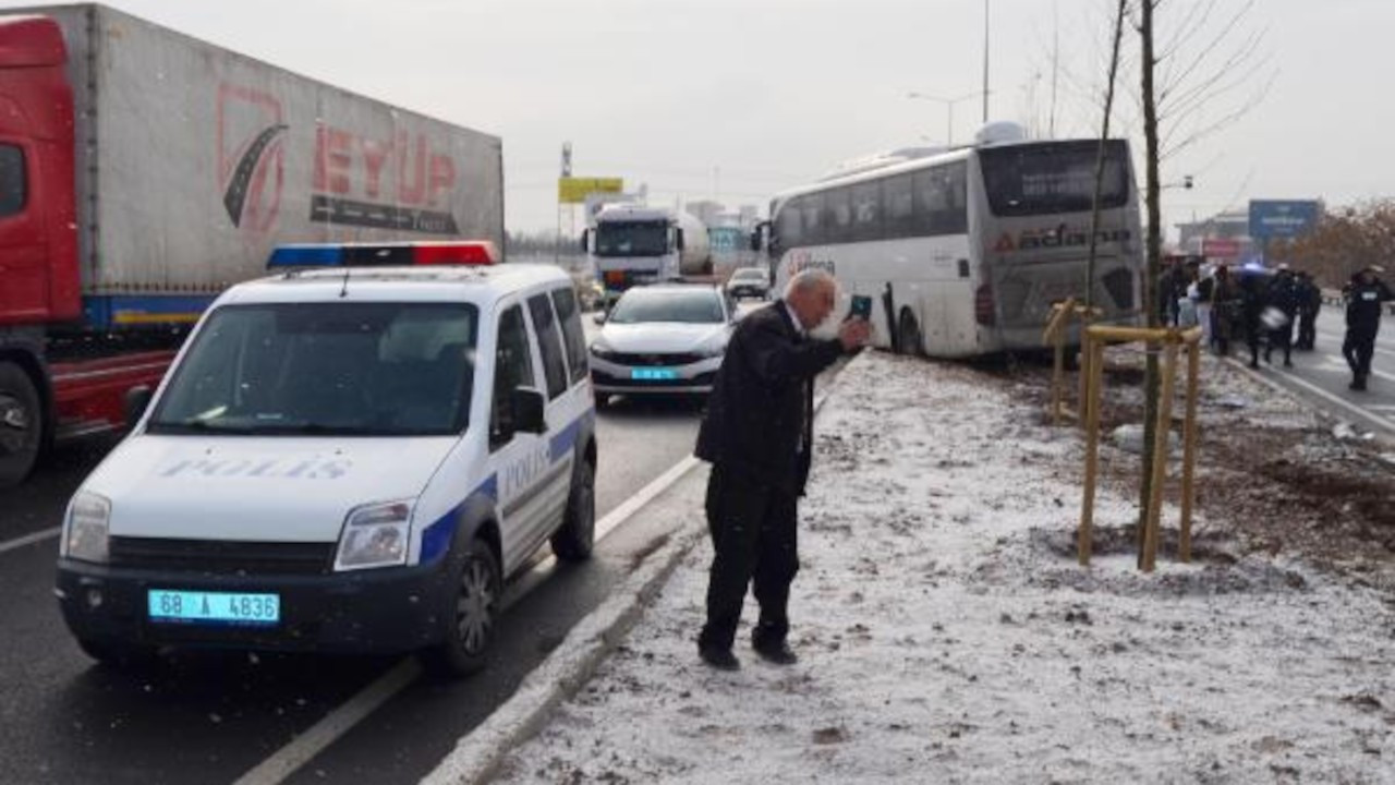 Yolcu otobüsü elektrik direğine çarptı, sürücü ehliyetsiz çıktı