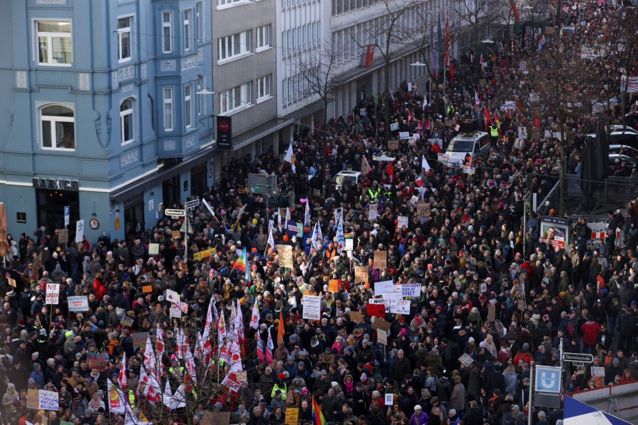 Almanya'da on binlerce eylemci ırkçılığa karşı sokakta: Savunma Bakanı da katıldı - Sayfa 1