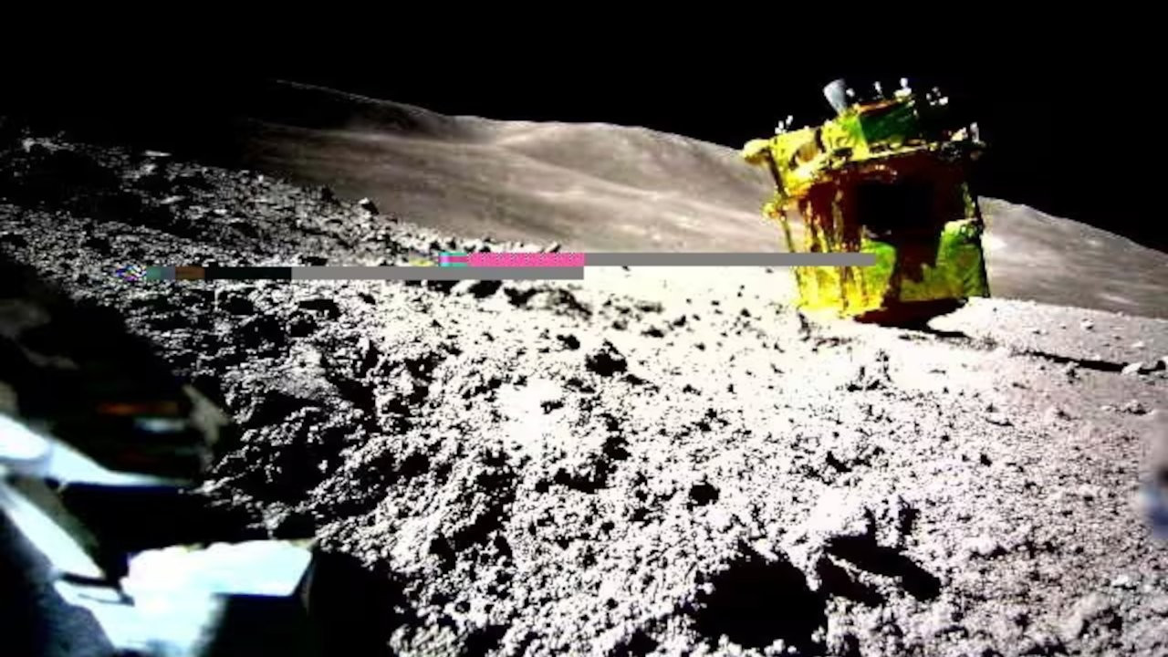 Ay'a iniş yaptıktan sonra uyutulmuştu: Uzay aracı 'hayata döndü'