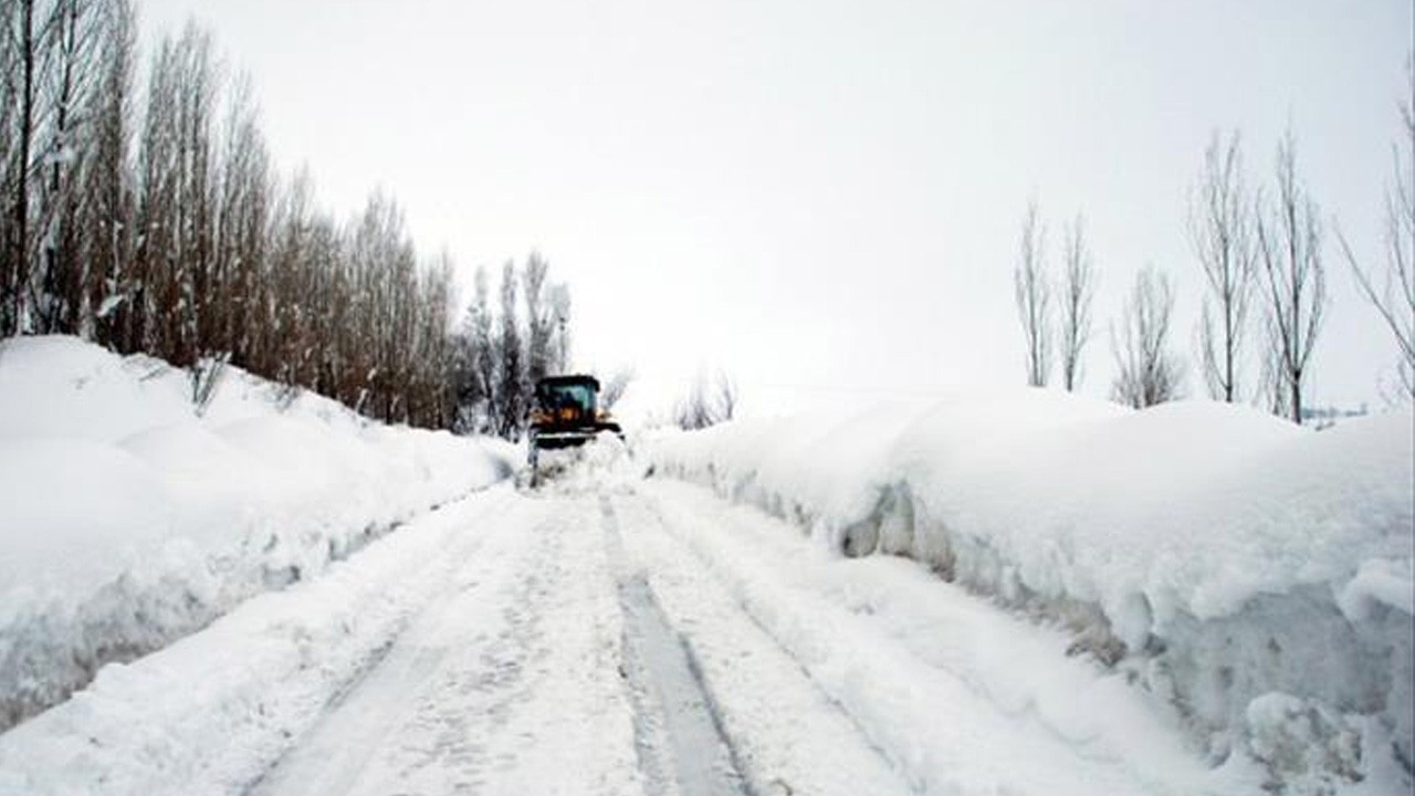 Diyarbakır'da kardan kapanan köy yolları açıldı