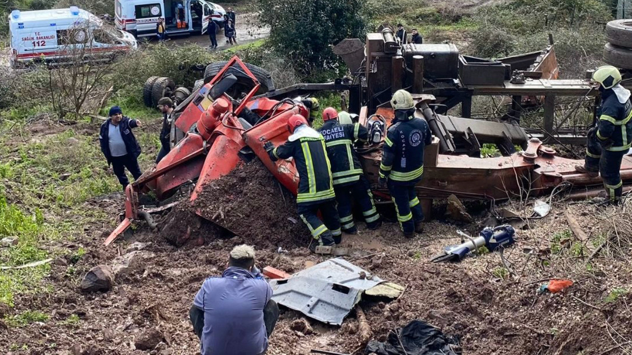 Kocaeli'de uçurama devrilen kamyonun sürücüsü öldü