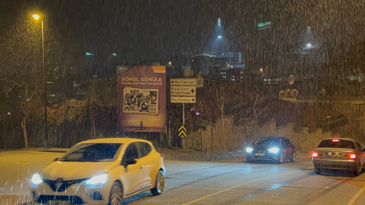 İstanbul'da beklenen kar yağışı etkisini gösterdi