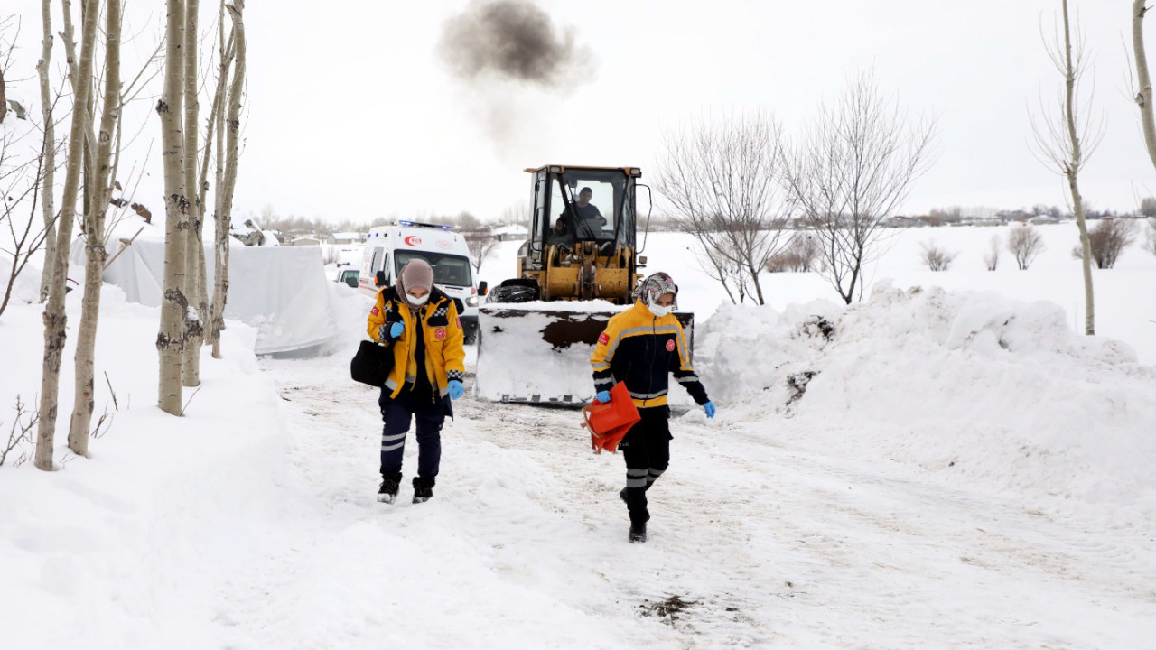 Kardan yolu kapanan mezrada rahatsızlanan hastaya ekipler ulaştı