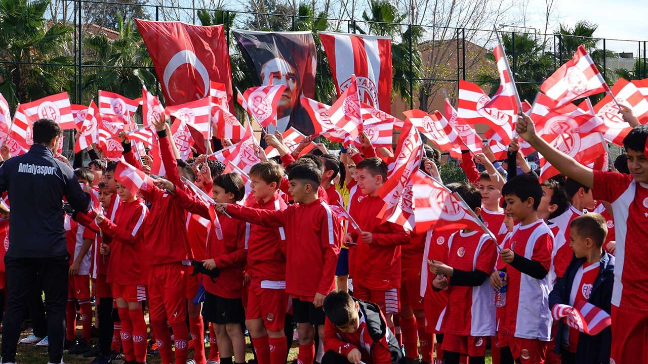 Antalyaspor futbol okulları kış kampını tamamladı