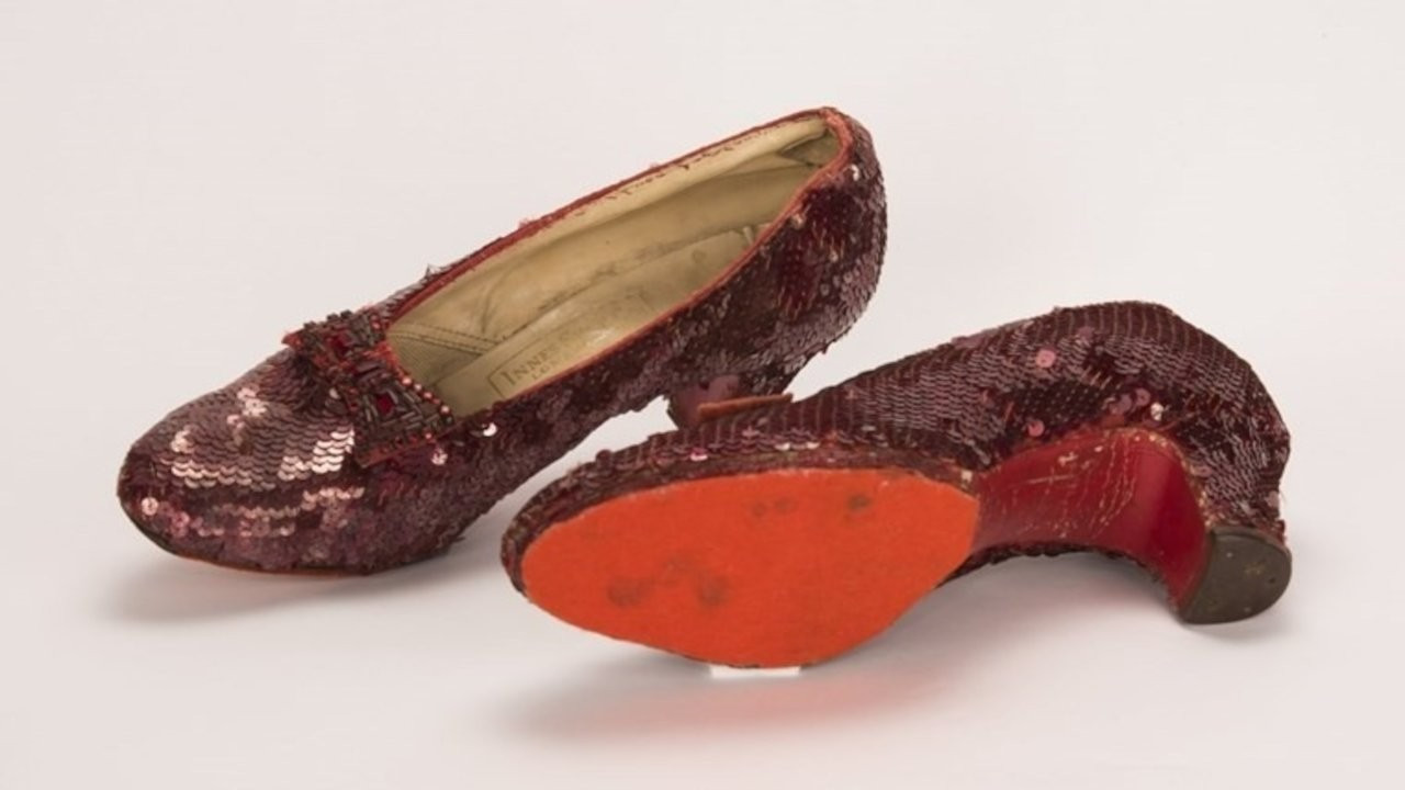 ‘Oz Büyücüsü’ filmindeki kırmızı ayakkabıları çaldı, para cezası yedi