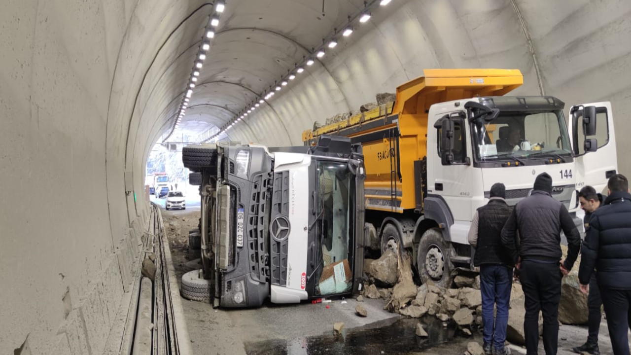 Rize'de kaza: Kamyondaki hafriyat tünele yayıldı