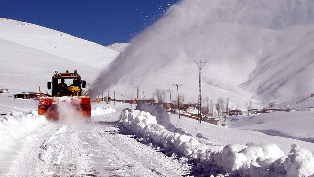 Kar yolları kapadı: Siirt ve Şırnak'ta 35 yerleşim yerine ulaşılamıyor