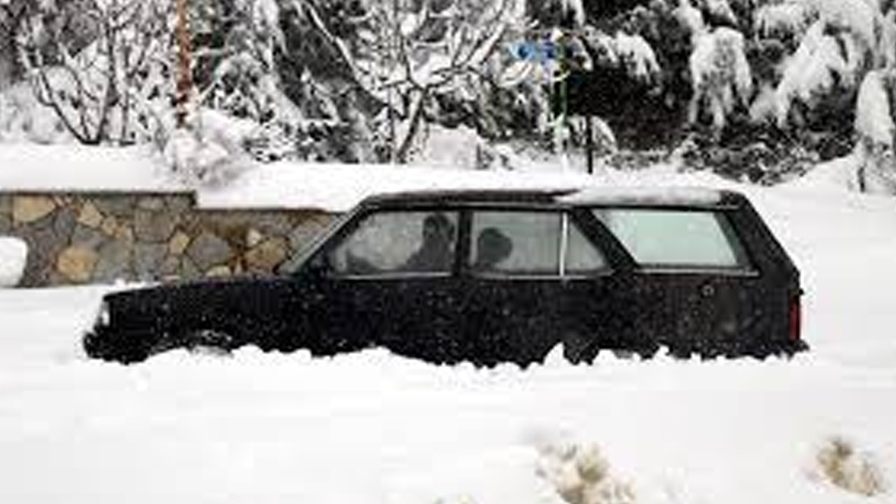 Yalova'da kar nedeniyle 19 saat yolda kalan aile kurtarıldı