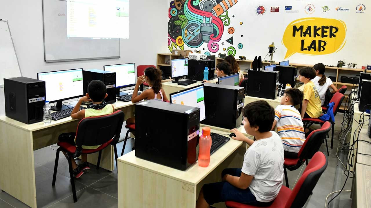 Muratpaşa Belediyesi'nden çocuklara robotik kodlama eğitimi