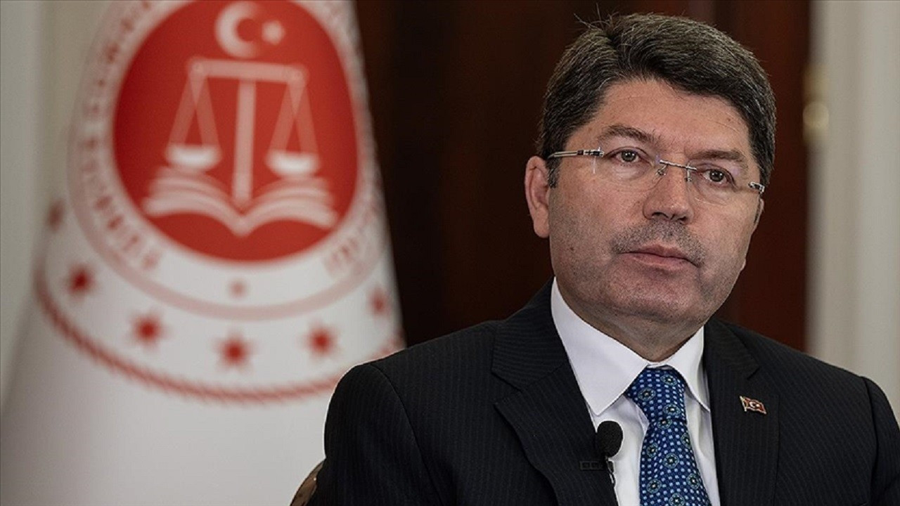 Adalet Bakanı: Bozdağ'a kitapçık atılması milli iradeye saygısızlık