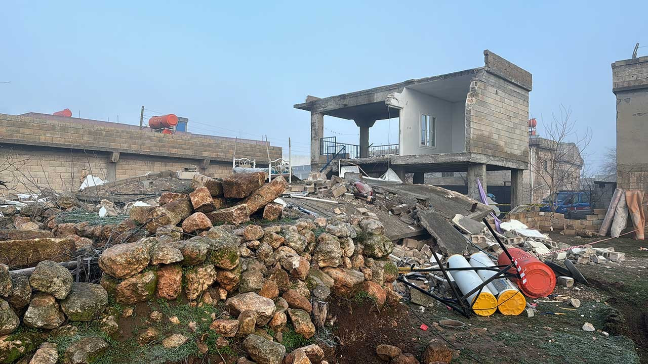 Urfa'da depremde hasar alan ev çöktü: 2 kişi öldü, 8 kişi yaralandı