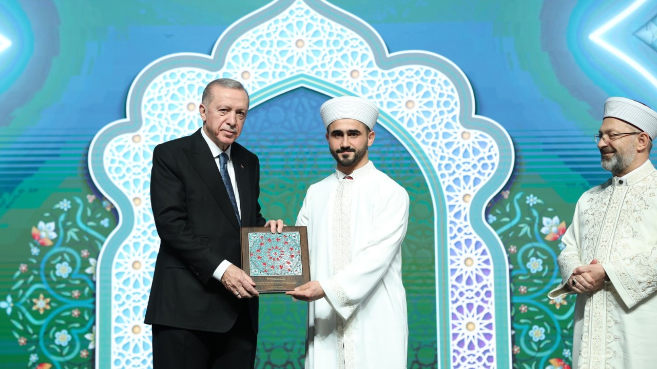 Erdoğan: Şeriata düşmanlık dininin bizatihi kendisine husumettir