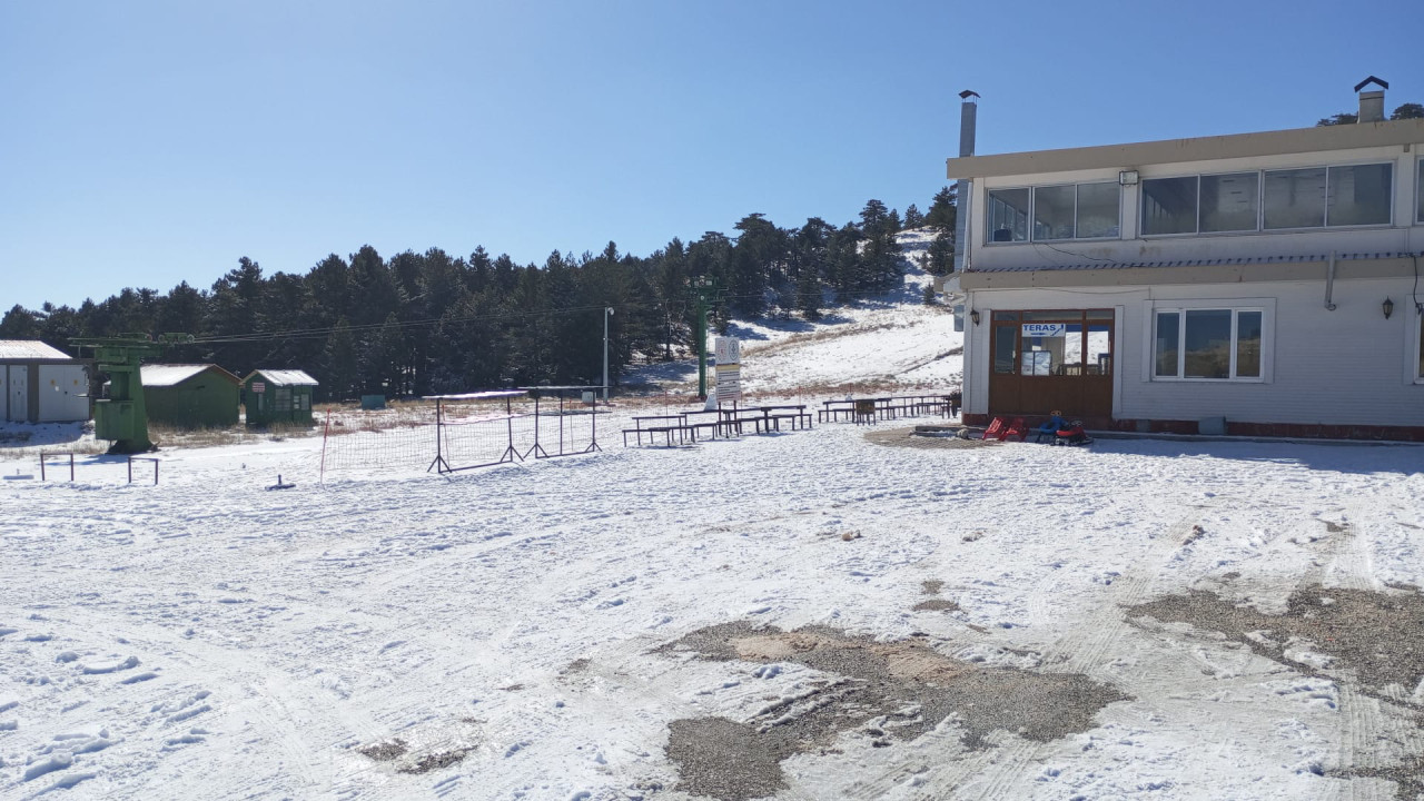 Salda Kayak Merkezi'nde yeterli kar yağmayınca sezon açılamadı