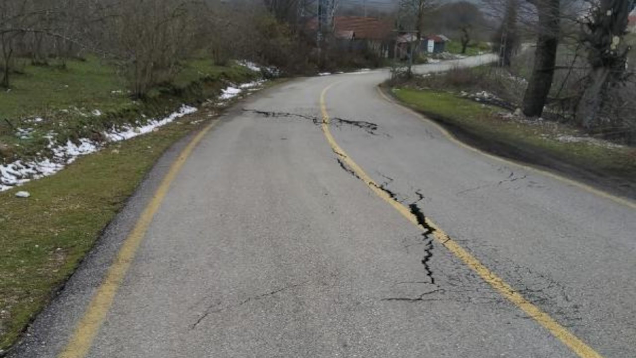 Düzce'de heyelan: 10 köy yolu ulaşıma kapandı