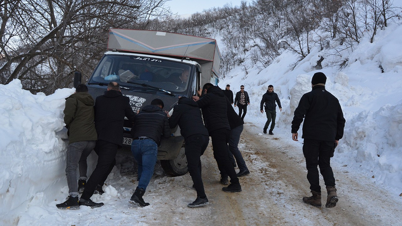 Van, Hakkari, Bitlis, Muş: Karla kaplı yollarda mücadele sürüyor