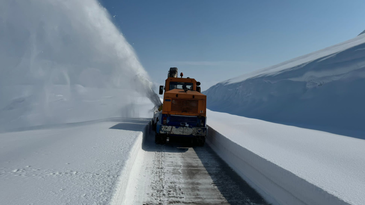 Yüksekova'da kar yağışıyla kapanan yollar açılıyor