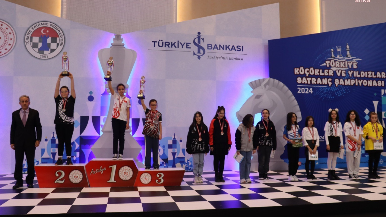 Satrançta şampiyonluk kupası Mezitli Belediyesi sporcusuna verildi