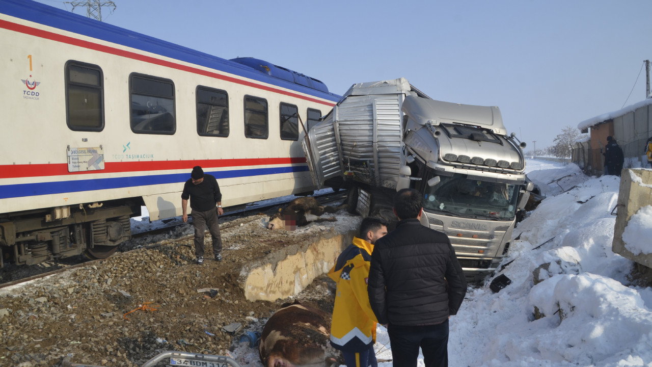 Muş'ta tren bir tıra çarptı: 2 ölü, 2 yaralı