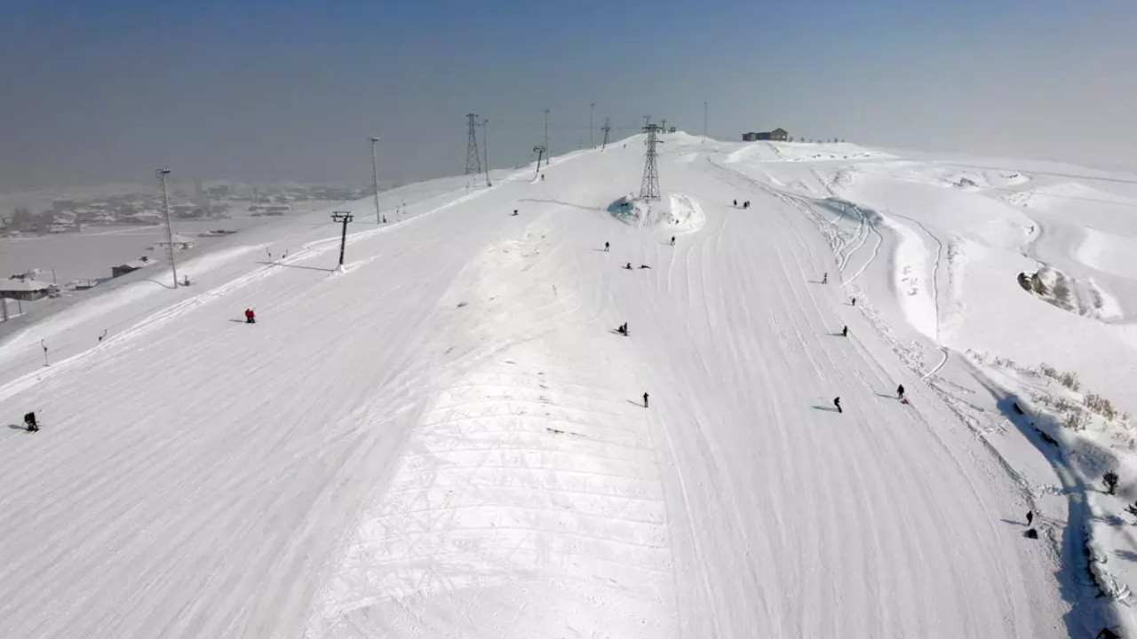 Ağrı'da yetim çocuklar kayak yaparak eğlendi