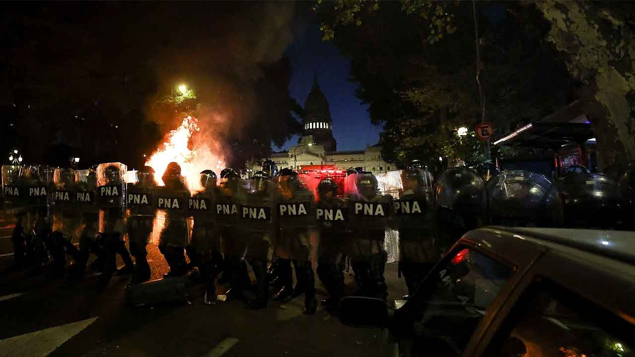 Arjantin'de 'torba yasa' protestosu: 6 gözaltı, 60 yaralı