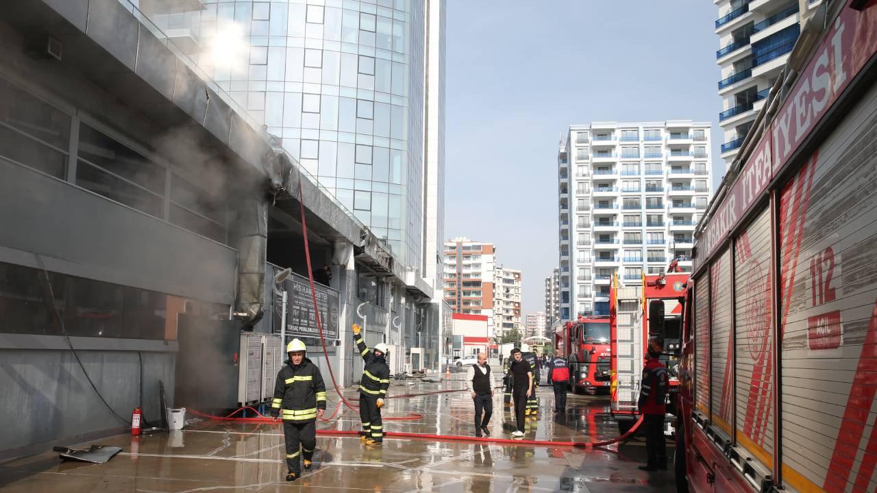 Diyarbakır'da plazada çıkan yangın söndürüldü