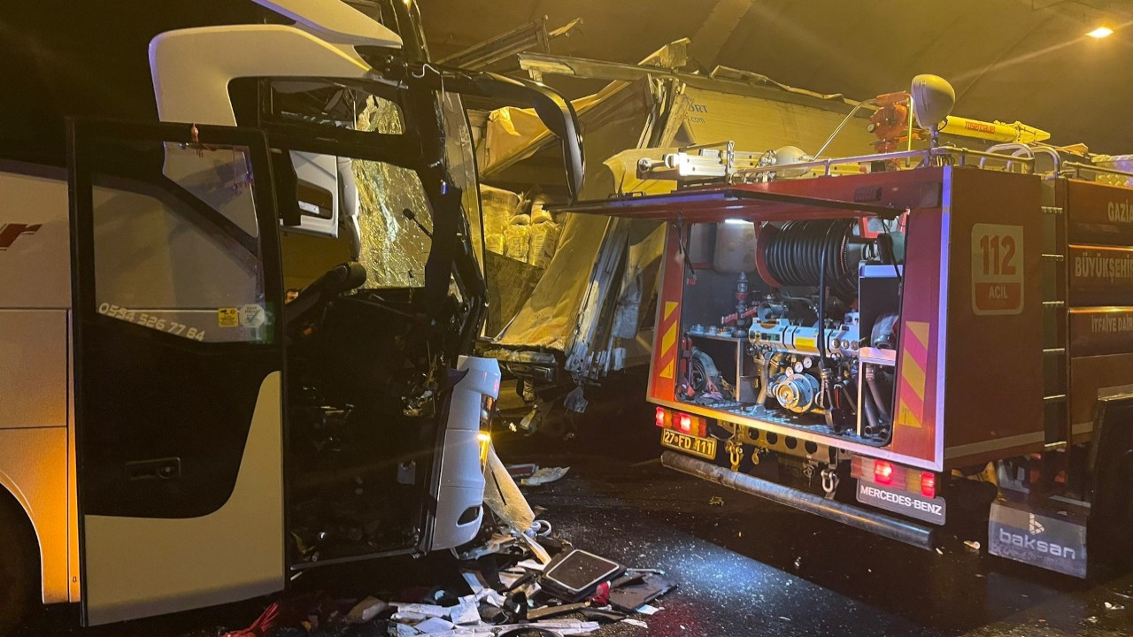 Osmaniye'de yolcu otobüsü tıra çarptı: 1 kişi ölü, 6 yaralı