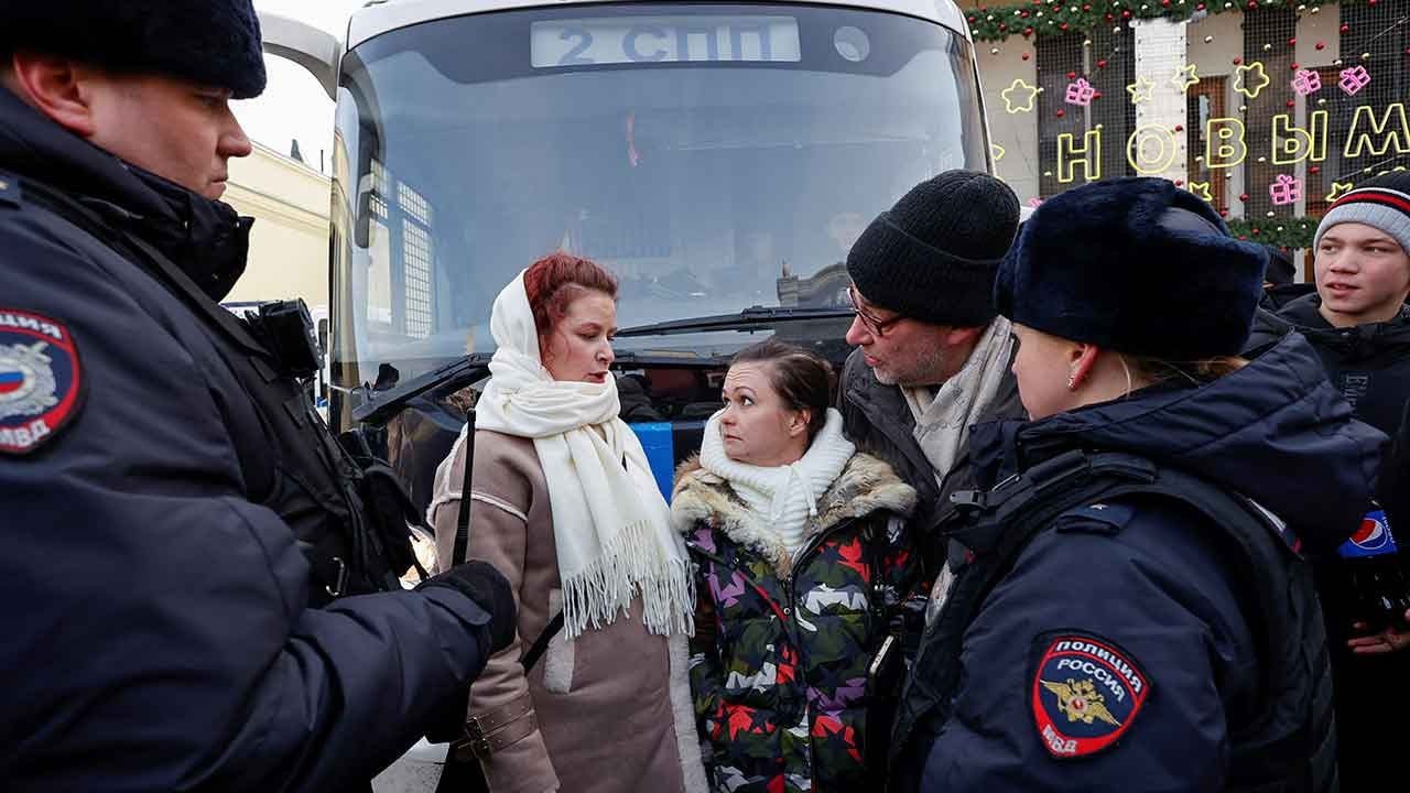 Moskova'da asker eşlerinden eylem: En az 27 gözaltı
