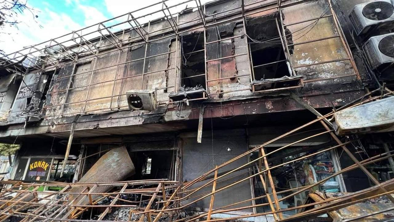Alanya'da yangın: 4 iş yeri ve bir otomobil kullanılamaz hale geldi