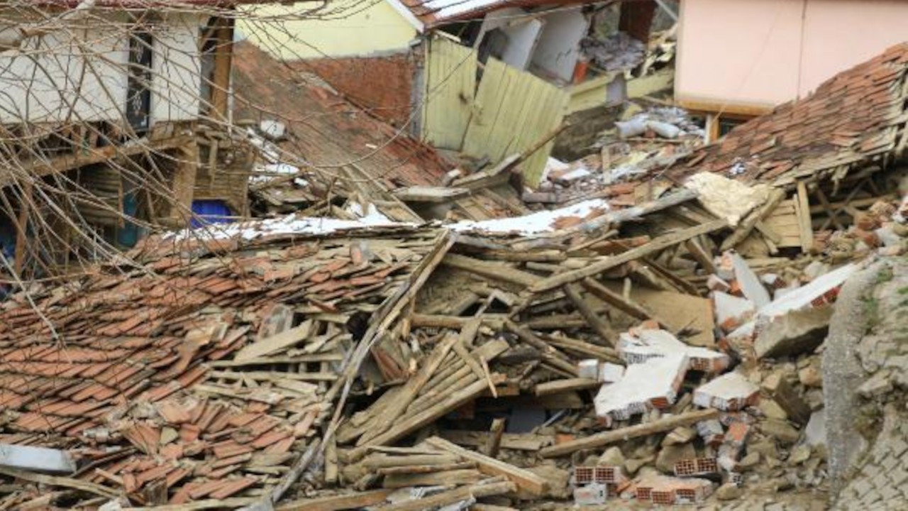 Heyelan yüzünden boşaltılan köyde 4 ev ve cami yıkıldı