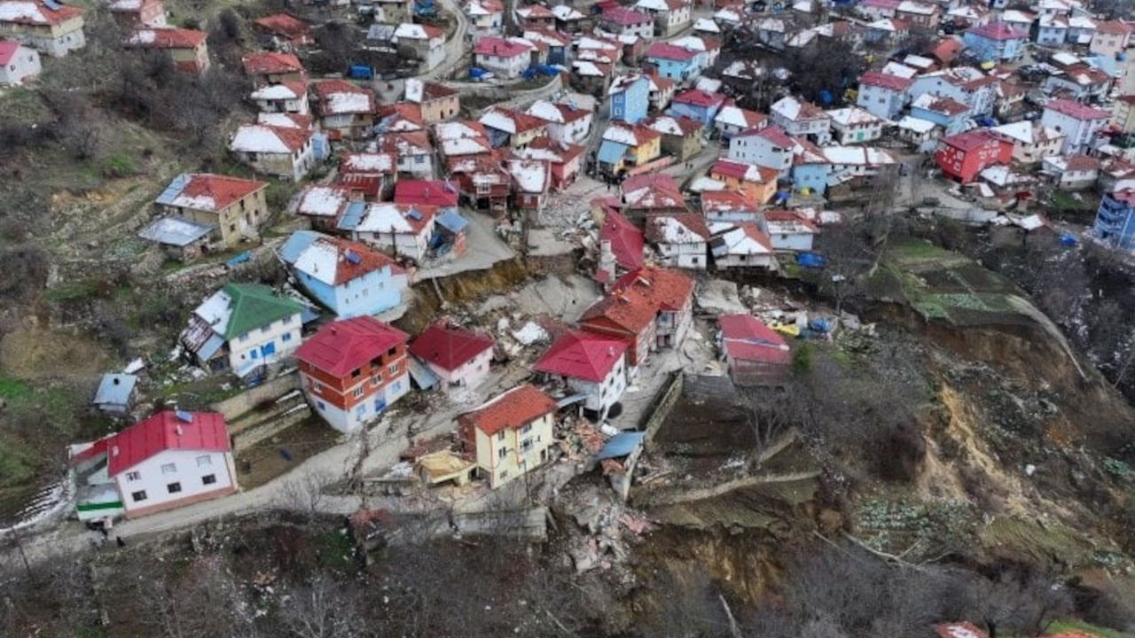 Tokat'ı heyelan vurdu: 900 nüfuslu köy ikiye ayrıldı
