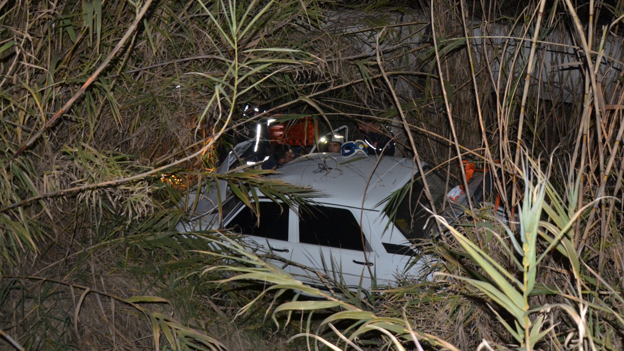 Antalya'da araç dereye düştü: 2 yaralı