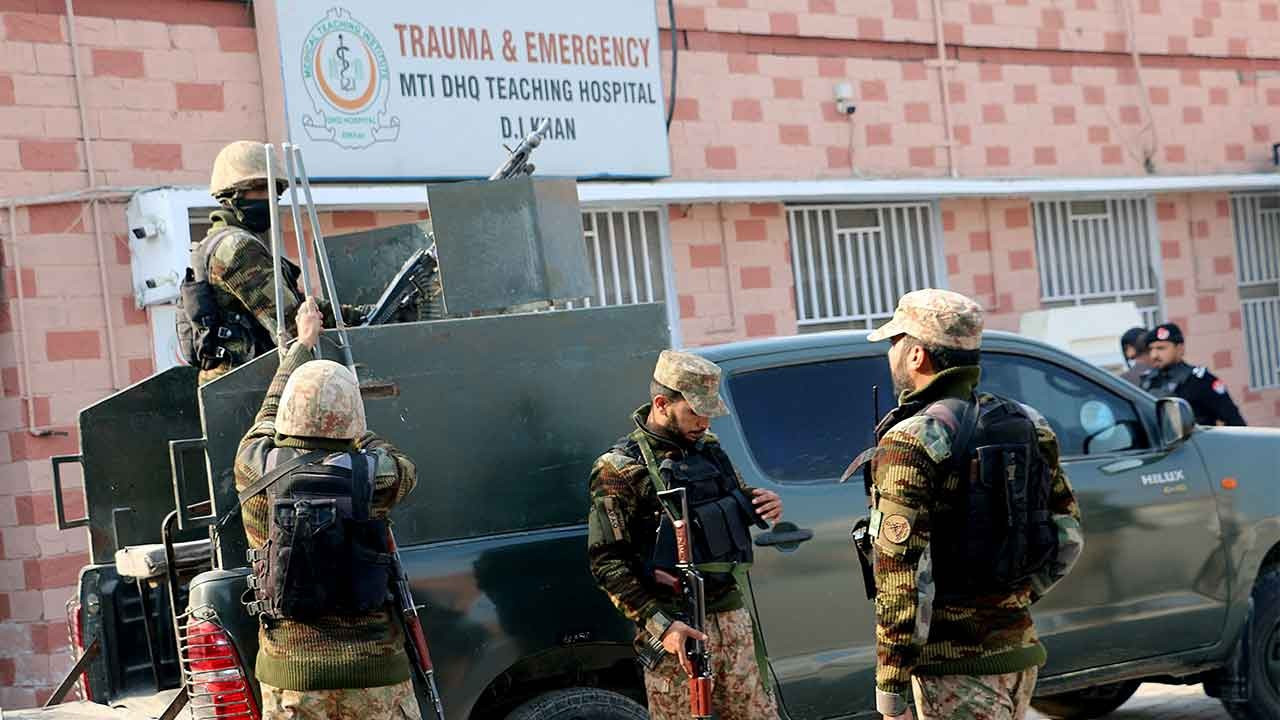 Pakistan'da polis merkezine saldırı: 10 ölü