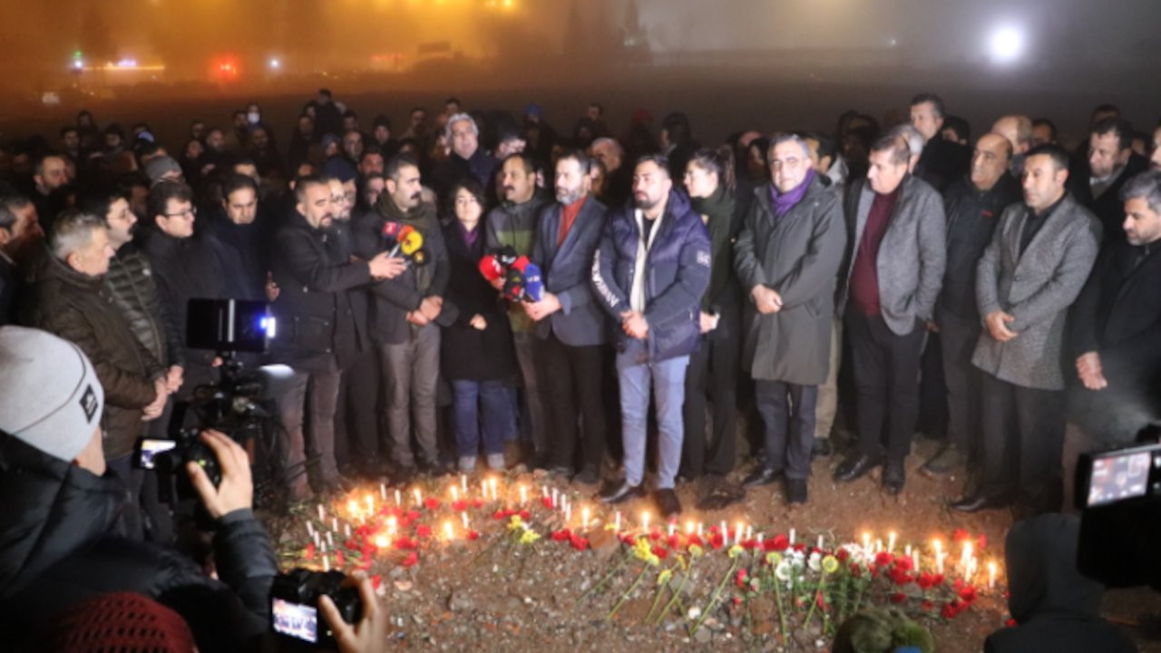 Diyarbakır'da Galeria binasının enkazına karanfiller bırakıldı