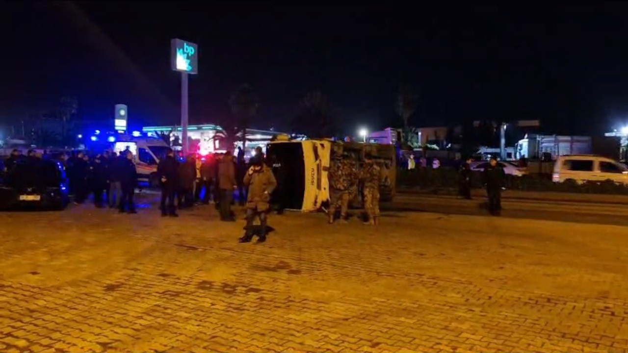 Hatay'da trafik kazası: 11 polis yaralandı