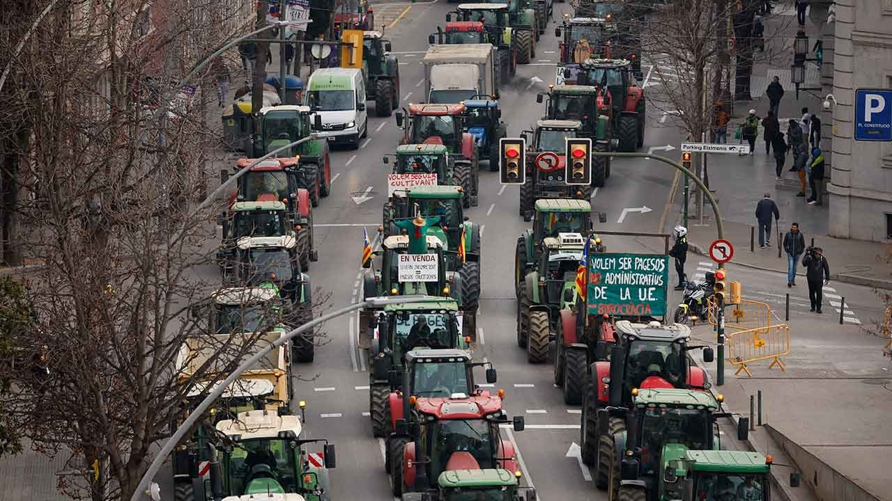 İspanya’da çiftçiler traktörlerle yolları kapattı: ‘Dertlerimiz aynı’