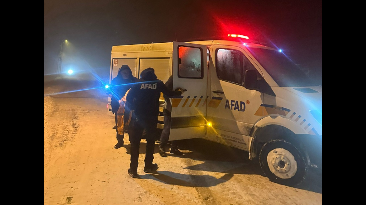 Kars'ta kar nedeniyle yolda mahsur kalan 110 kişi kurtarıldı
