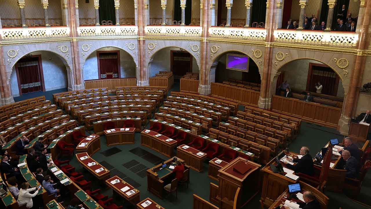 Macaristan meclisinde 'İsveç' oturumu: İktidar partisi protesto etti