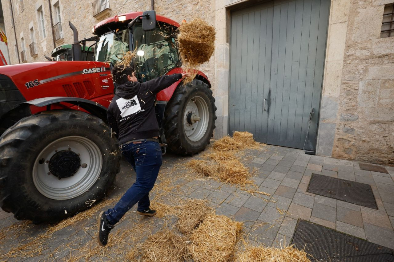İspanya’da çiftçiler traktörleriyle yolları kapattı: ‘Dertlerimiz aynı’ - Sayfa 3