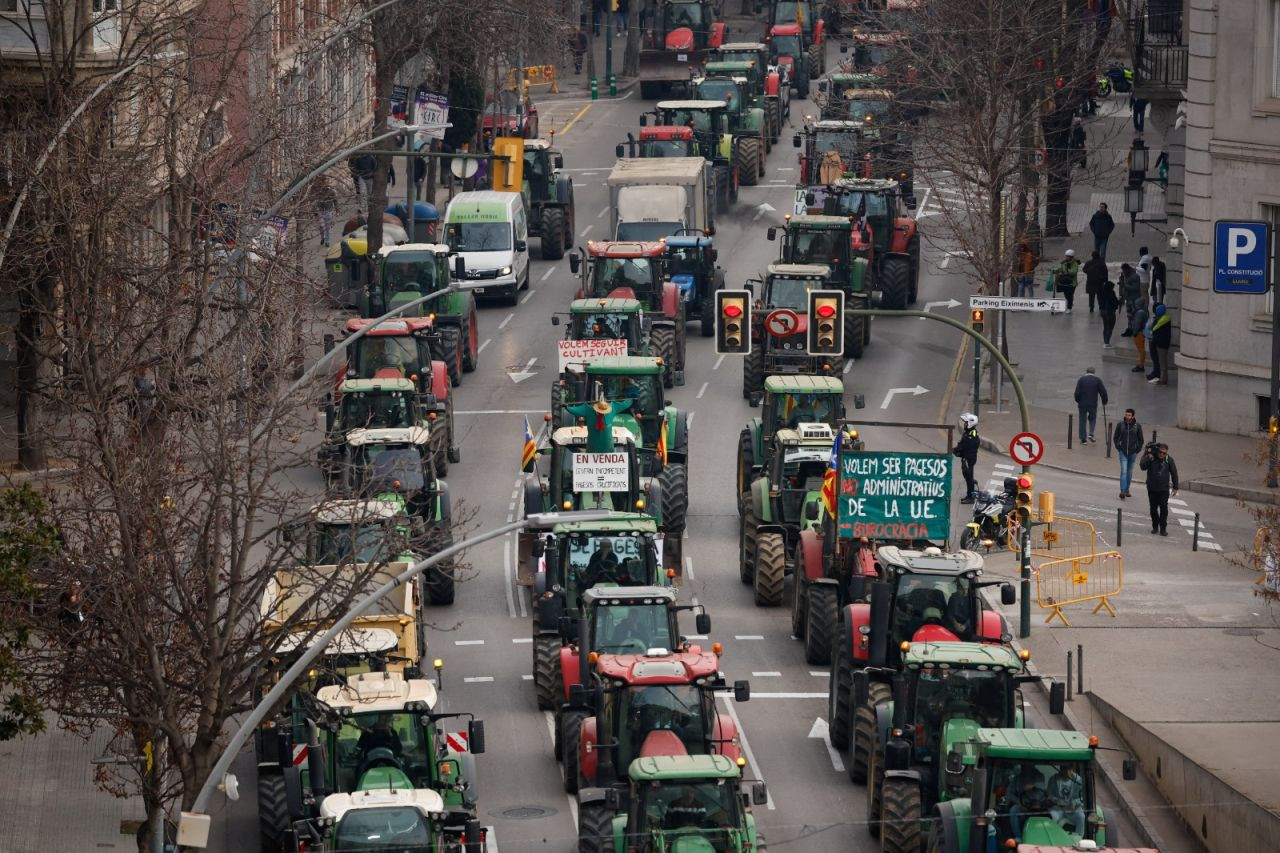 İspanya’da çiftçiler traktörleriyle yolları kapattı: ‘Dertlerimiz aynı’ - Sayfa 1