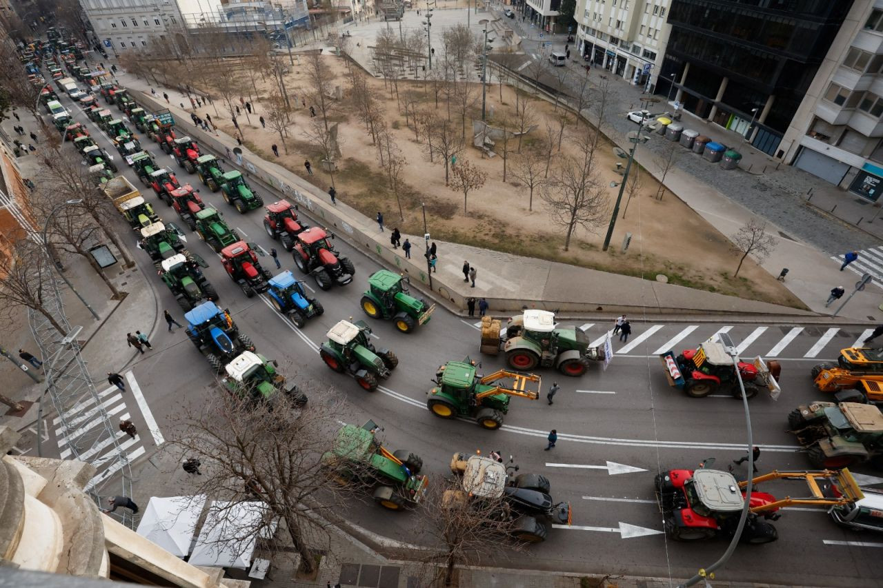 İspanya’da çiftçiler traktörleriyle yolları kapattı: ‘Dertlerimiz aynı’ - Sayfa 2