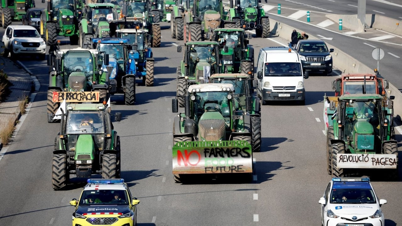 İspanya'da çiftçiler yolları kapattı: 1000 traktör Barselona'ya girdi