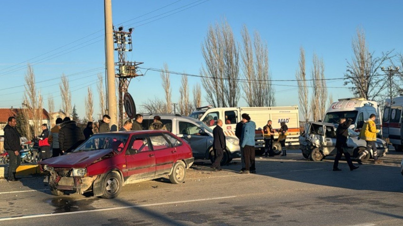 Afyonkarahisar'da zincirleme kaza: 10 kişi yaralandı