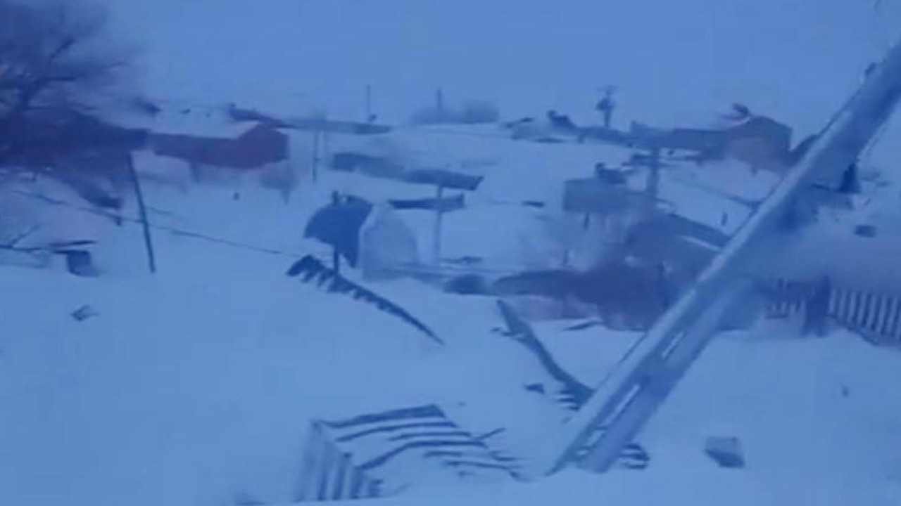 Ardahan'da çığ: 4 ev kar altında kaldı