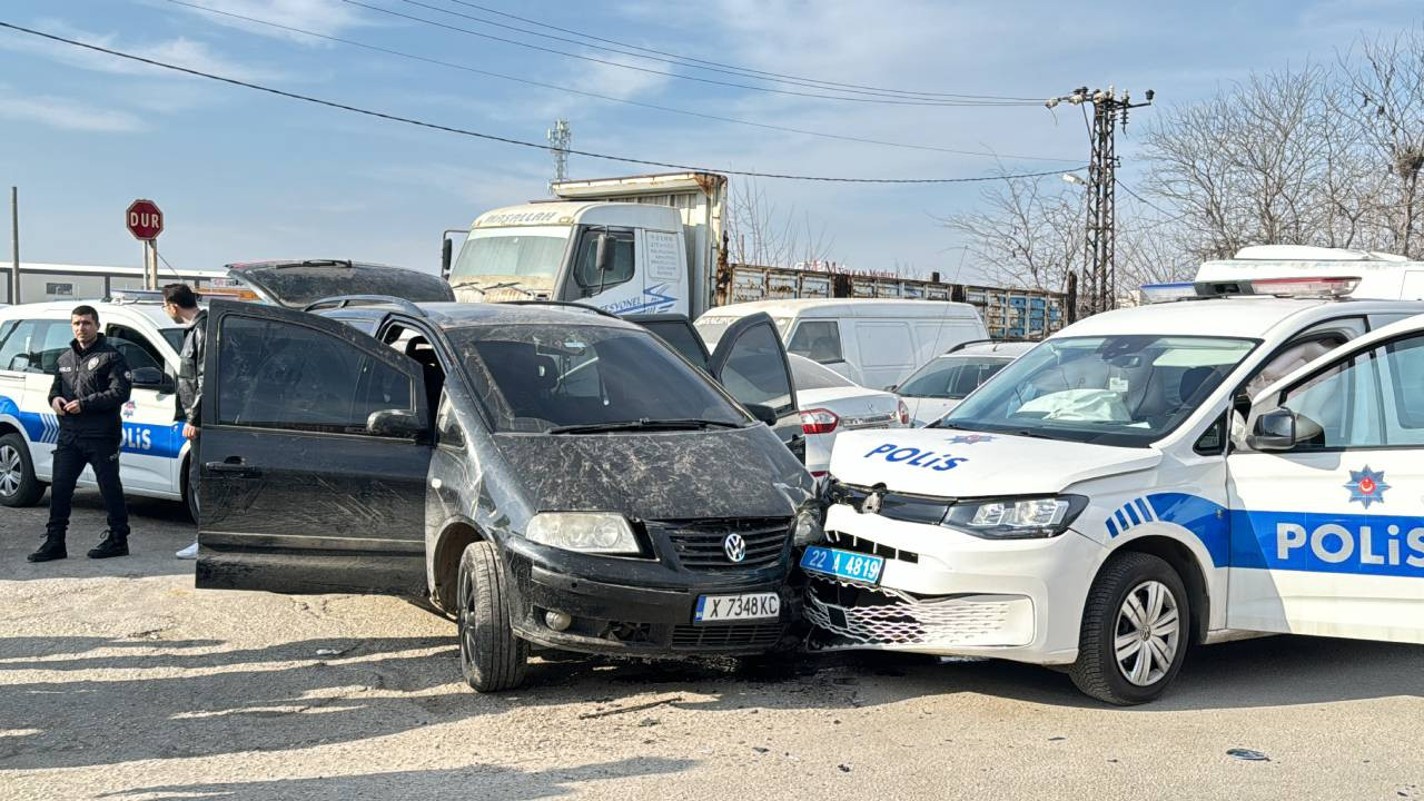 Edirne'de 'dur' ihtarına uymayan sürücü iki polisi yaraladı