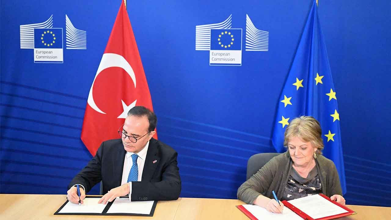 AB'nin Türkiye'ye 400 milyon euro'luk deprem desteği için imzalar atıldı