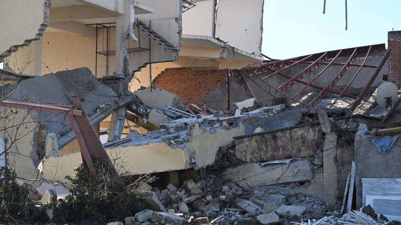 Malatya'da ağır hasarlı 6 iş yeri çöktü