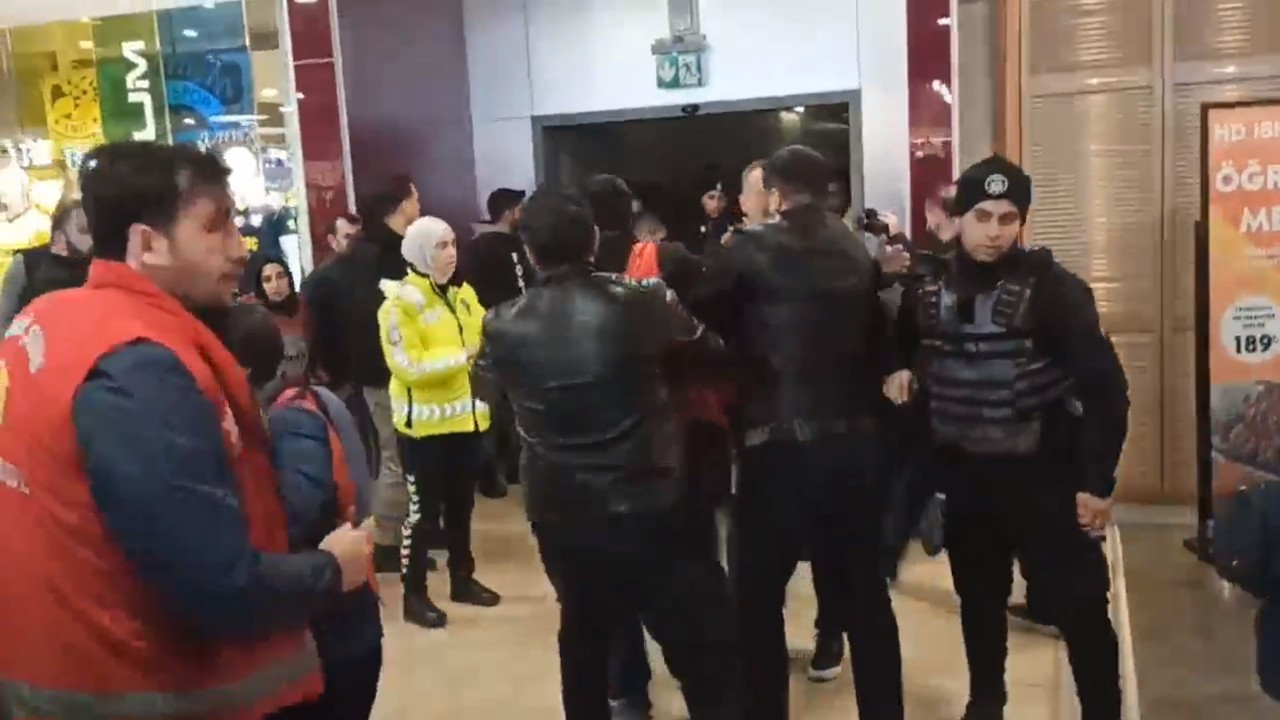 Levi's önünde eylem yapan Özak Tekstil işçileri gözaltına alındı